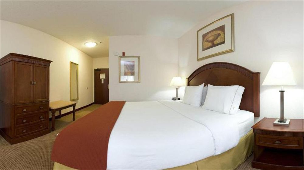 Holiday Inn Express & Suites Detroit - Farmington Hills By Ihg Northville Extérieur photo